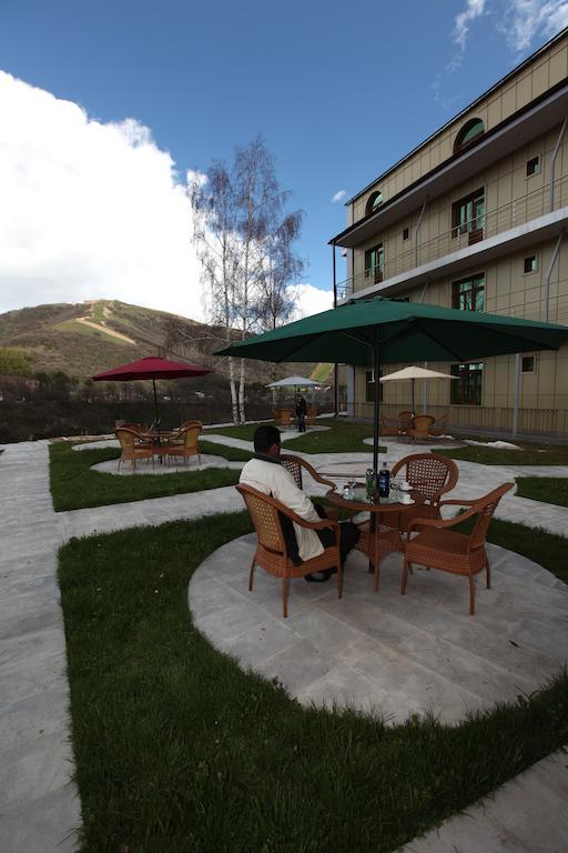 Nairi Hotel Dzjermoek Buitenkant foto